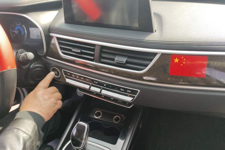 Used Dongfeng Fengon 580 2018 Revised Version 1.5T CVT Luxury Edition Audio And AC Panel