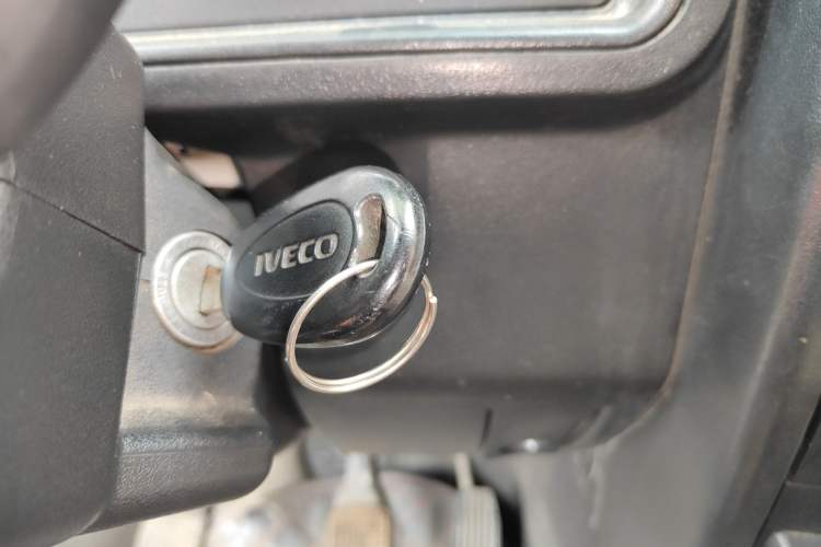 Used Iveco Daily 2020 2.5T A35 Passenger Van with Dual Tires Mid-Roof Design 5-9 Seater Side-Sliding Door China V Emission Standard