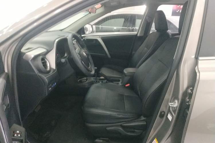 Used Toyota RAV4 2016 2.0L CVT Two-Wheel Drive Fashion Edition China V Standard