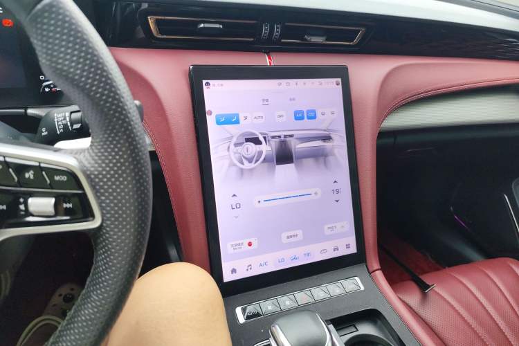 Used Hongqi H5 2023 2.0T Automatic Smart Connect Flagship Edition Audio And AC Panel