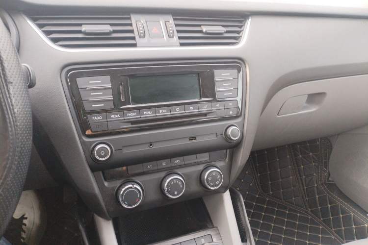 Used Skoda Octavia 2015 1.6L Manual Yijun Edition Audio And AC Panel