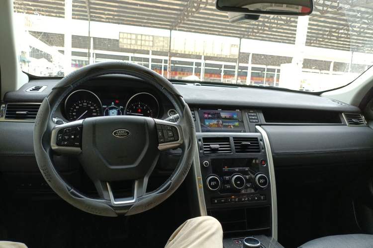 Used Land Rover Discovery Sport 2019 240 PS SE Version China VI Standard Center Console