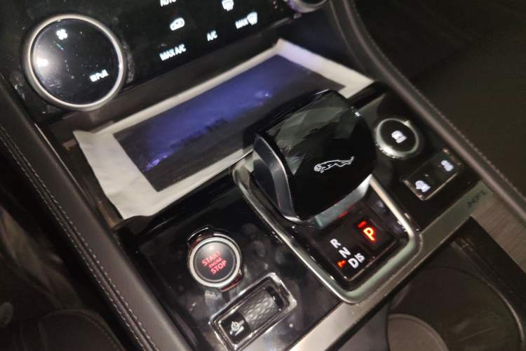 Used Jaguar XFL 2022 XFL 2.0T P200 Two-Wheel-Drive Elite Luxury Edition Gear Lever