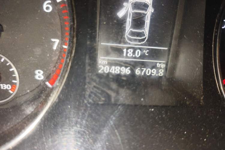 Used Volkswagen Magotan 2013 1.8TSI Luxury Model Odometer Close Up