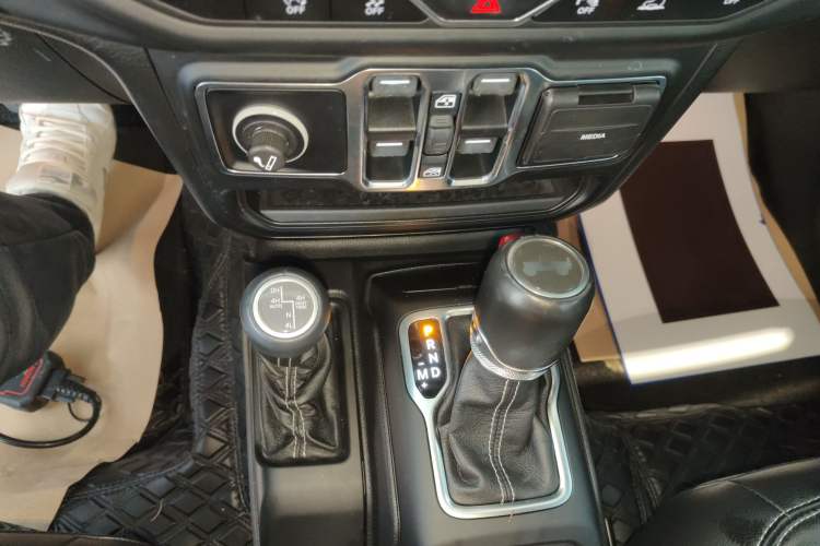 Used Jeep Wrangler 2019 2.0T Sahara Four-Door Version China VI Emission Standard