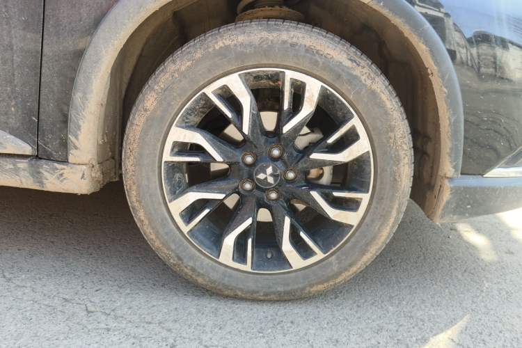 Used Mitsubishi Outlander 2020 2.4L 4x4 Zhi Xiang Edition 5 Seats Right Front Wheel Hub