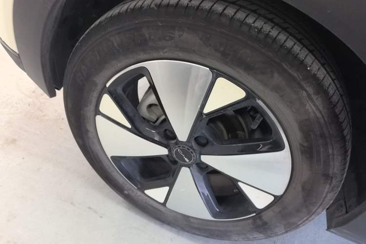 Used BYD Dolphin 2023 420 km Fashion Edition Right Rear Wheel Hub