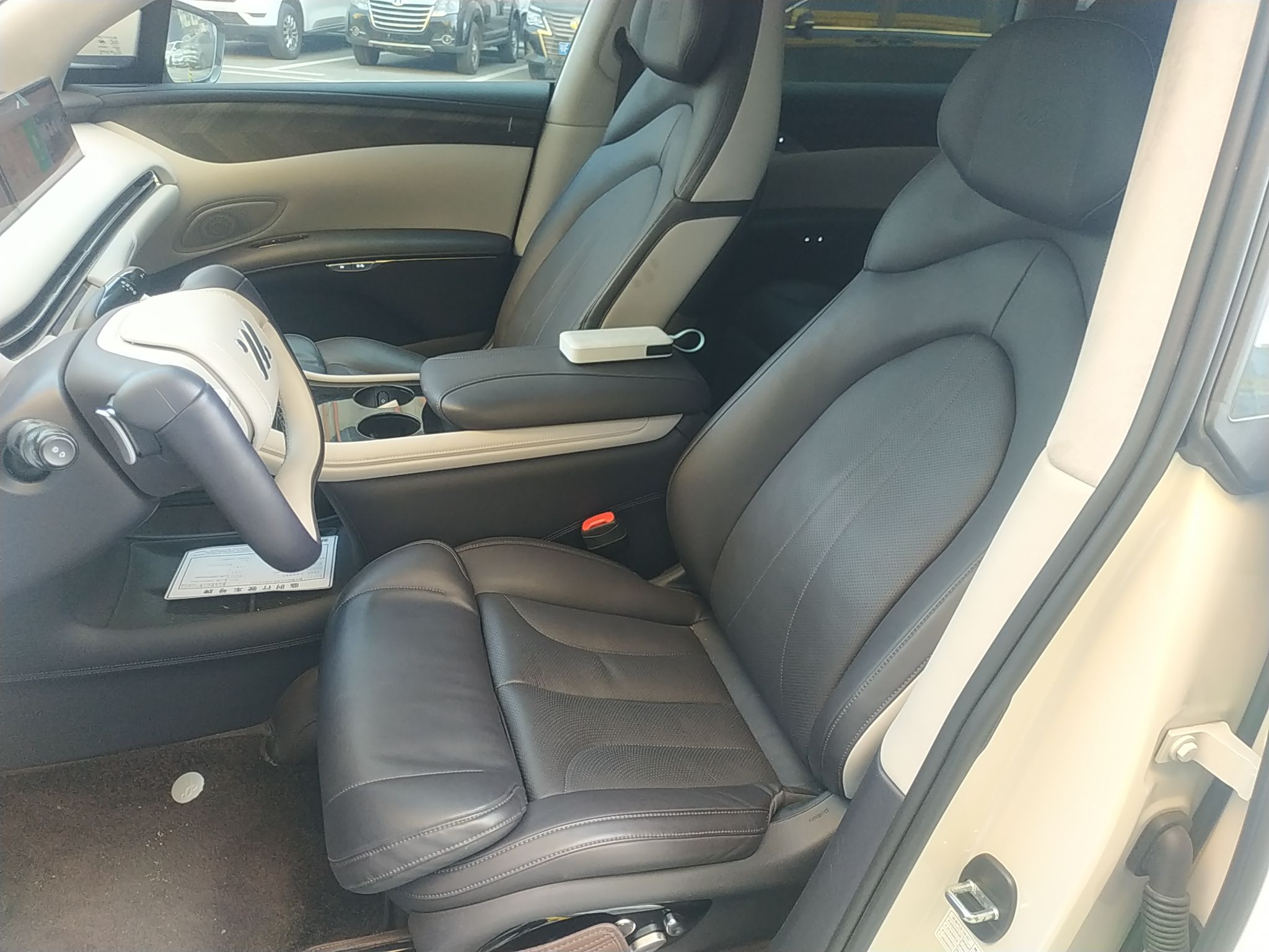 المقاعد الأمامية داخل السيارة