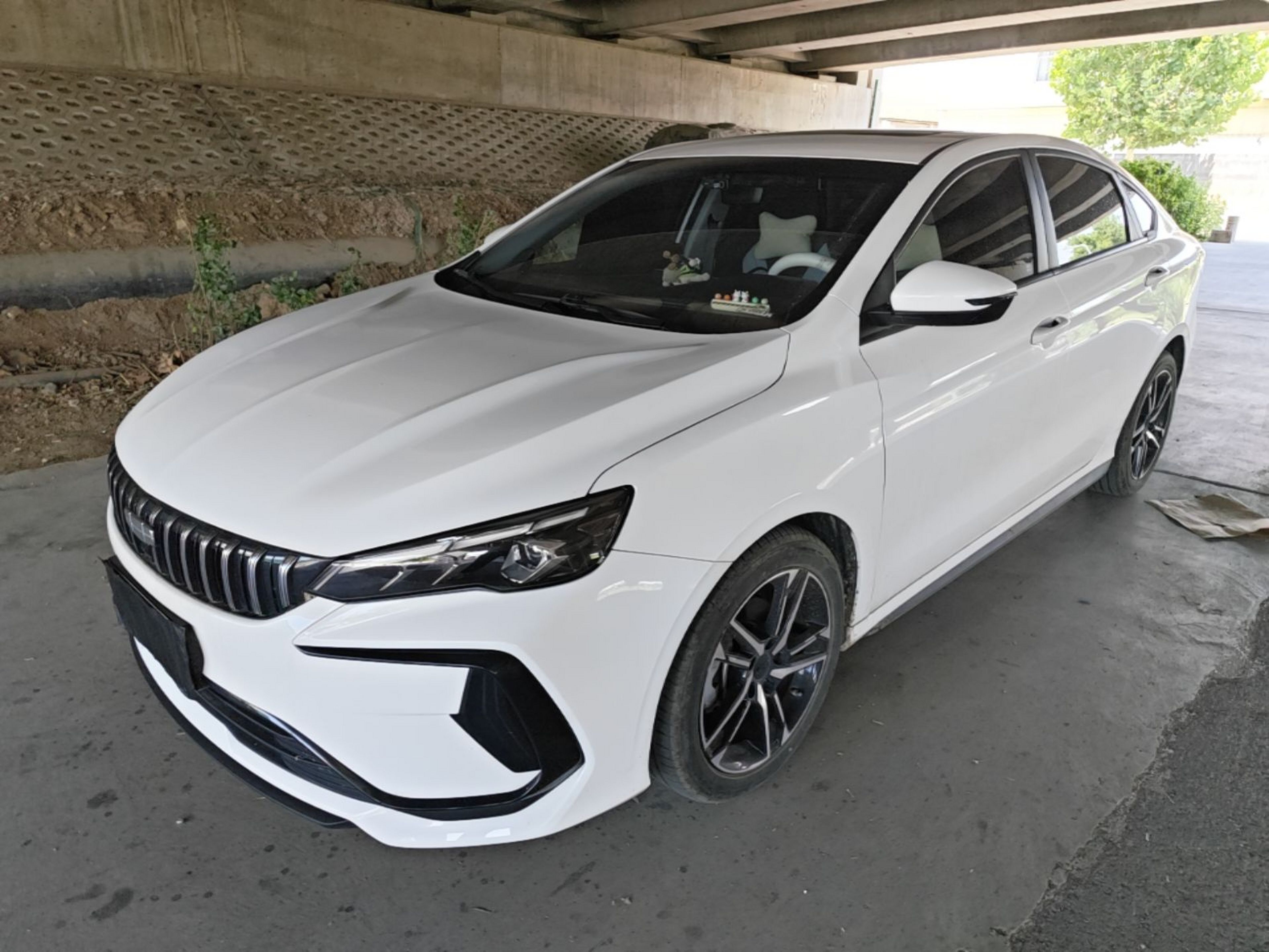 Под передней частью автомобиля