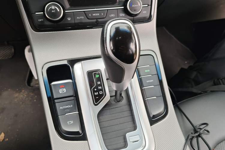 Used Geely Auto Emgrand GL 2018 1.8L DCT Elite Smart Connectivity Version Gear Lever