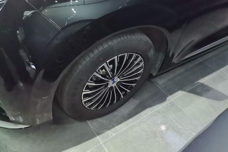 Used Denza D9 2025 DM-i Intelligent Drive 1020 Four-Wheel Drive Flagship Model
