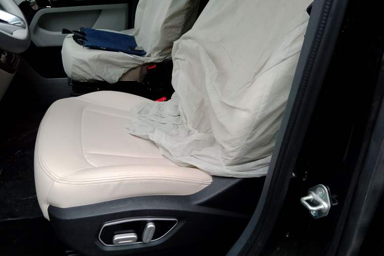 Used Sinotruk Pioneer V 2025 Multi-Function PRO Version 2.0T Automatic Short Wheelbase Low Roof Left Front Seat