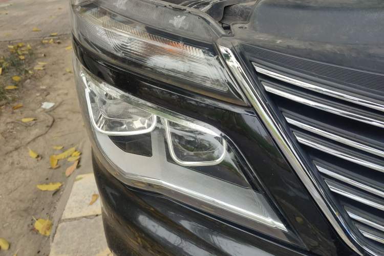 Used FORTHING Lingzhi 2018 M5L 1.6L 7-Seater Luxury Model Right Front Headlight