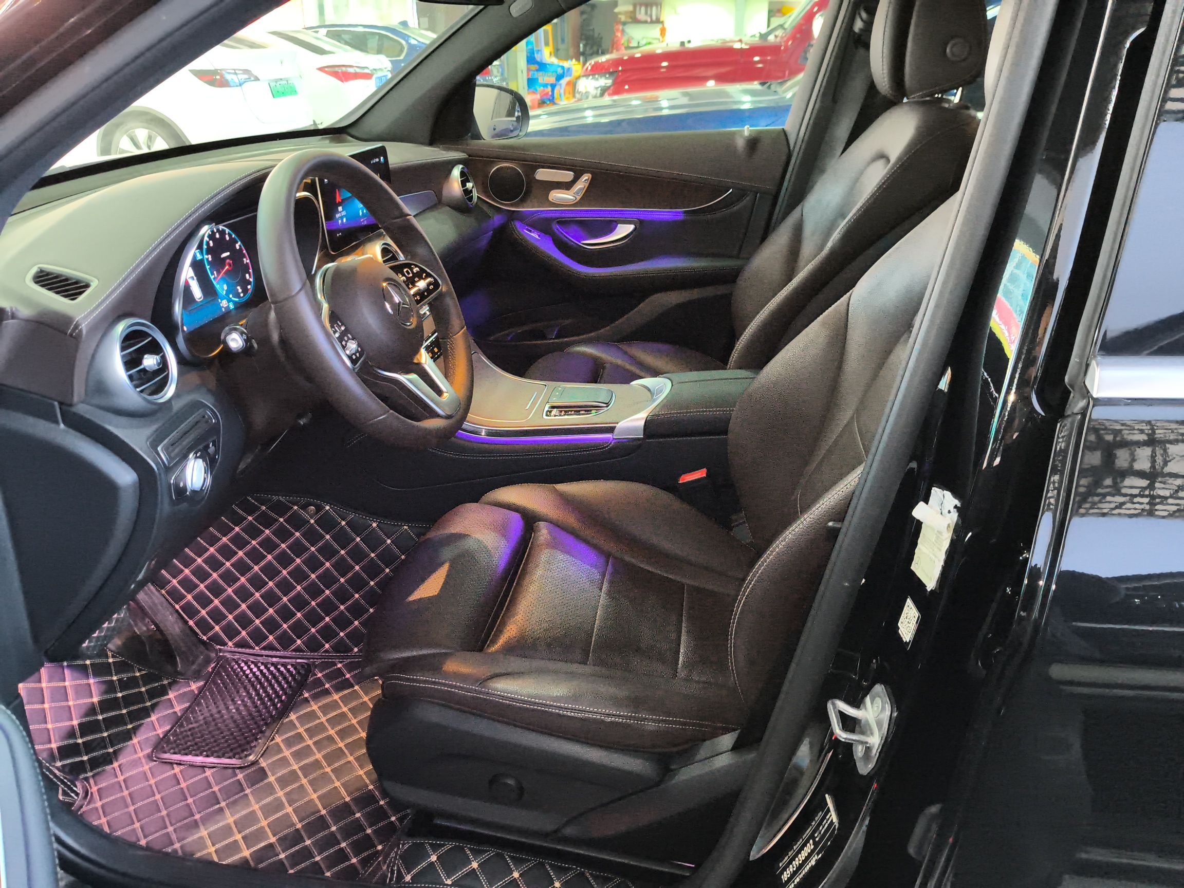 المقاعد الأمامية داخل السيارة