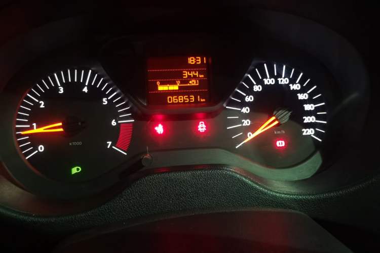 Used Citroen Elysee 2015 Zhishang Edition 1.6L Manual Fashion Model