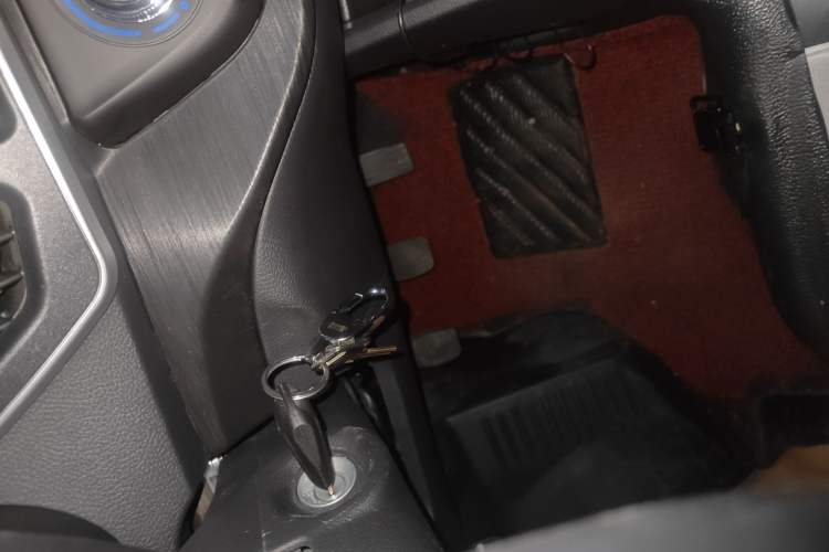 Used CHANGAN KAICHENG Ruixing M60 2023 1.6L CNG Comfort-Grade 6-Seater Passenger Vehicle