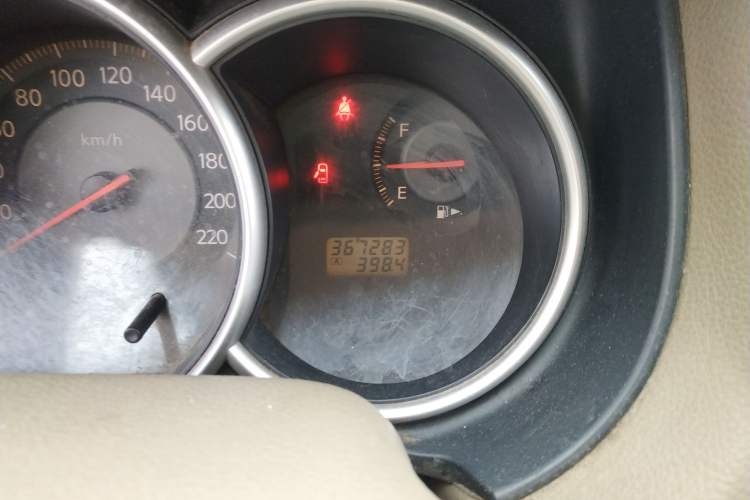 Used Nissan Tiida Sedan 2005 1.6J MT Odometer Close Up