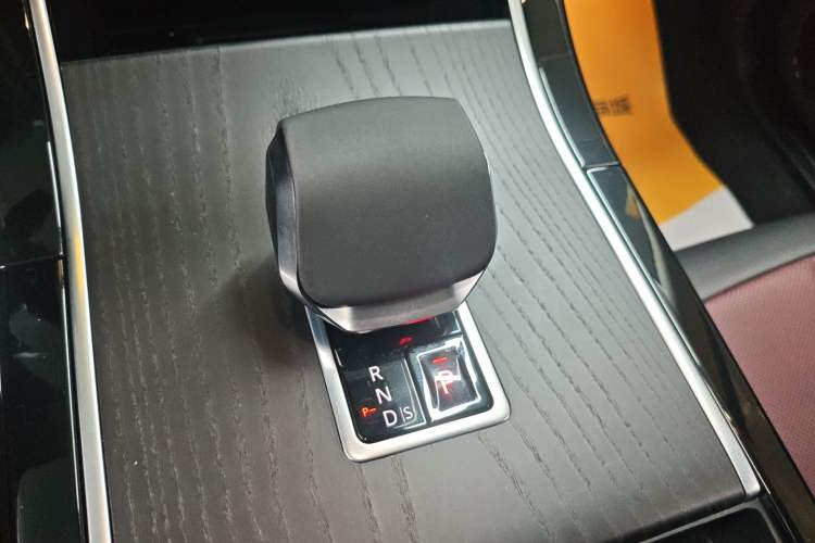 Used Land Rover Range Rover Evoque 2024 Aurora L 249 PS Prestige Light-Chasing Edition
