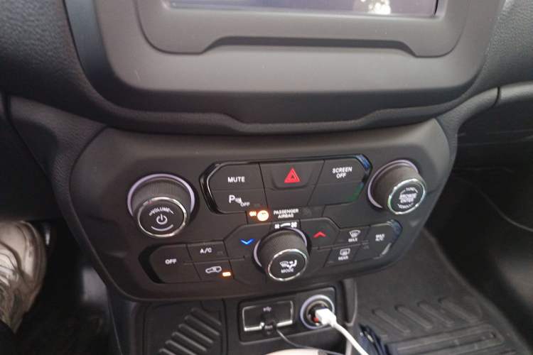 Used Jeep Renegade 2018 Connected Large Screen Version 180T Automatic High-Energy Edition Audio And AC Panel