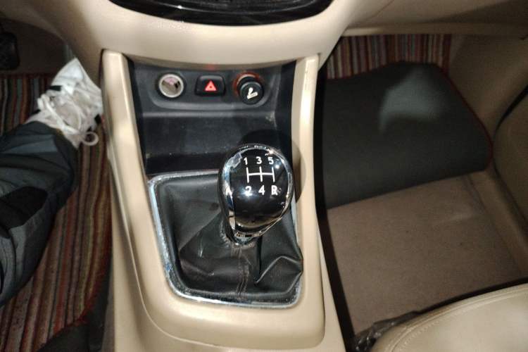 Used Baojun 730 2014 1.5L manual Comfort version 7 seats Gear Lever