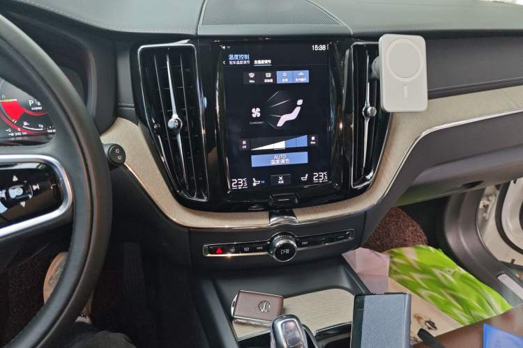 Used Volvo XC60 New Energy 2019 T8 E-Drive Hybrid Prestige Luxury Version China V Standard Audio And AC Panel