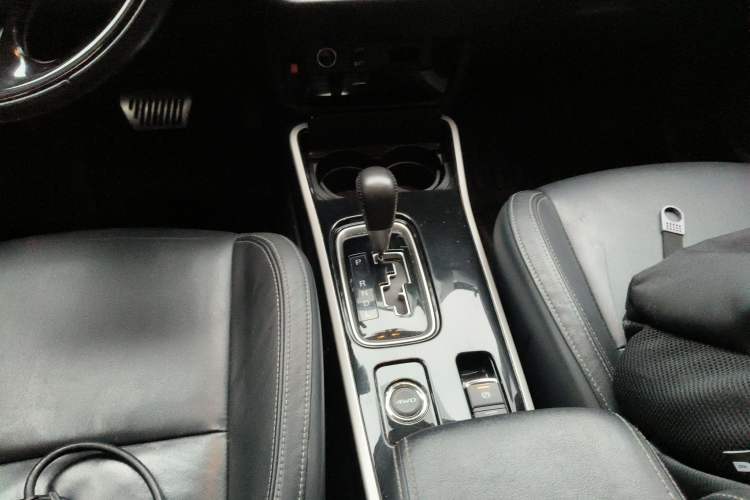 Used Mitsubishi Outlander 2019 2.4L 4x4 Zhi Xiang Edition 5 Seats China V Emission Standard
