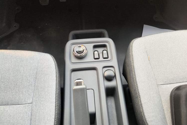 Used Wuling Yangguang 2024 300km Comfort-Grade Passenger Van 60kW
