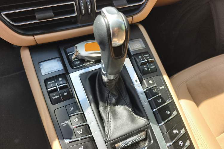 Used Porsche Macan 2018 Macan 2.0T Gear Lever