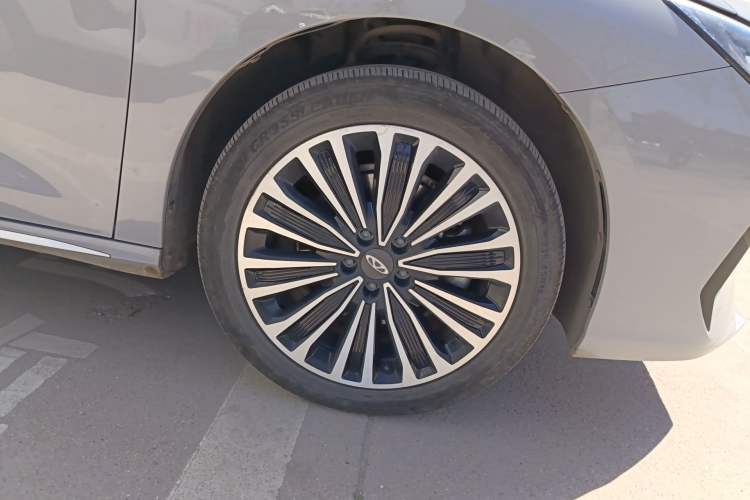 Used Chery Fengyun A8L 2025 1.5 TGDI 145 km Luxury Version Right Front Wheel Hub