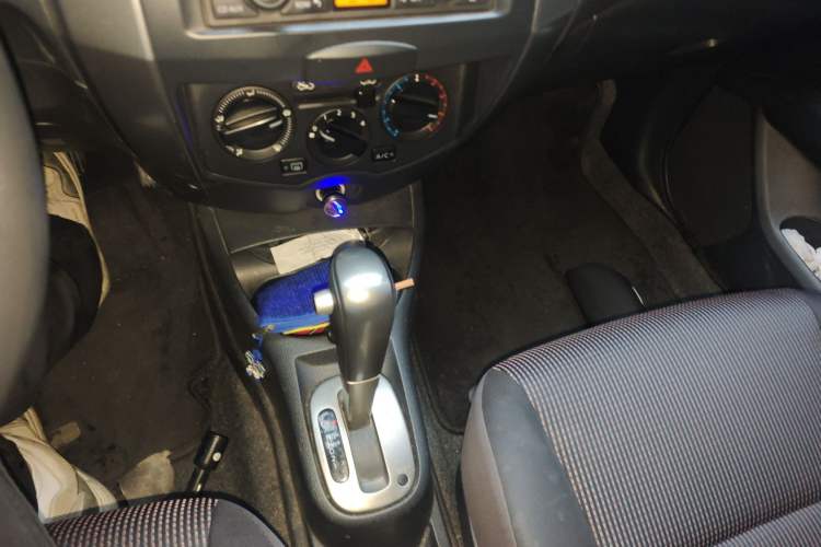 Used Nissan Livina 2010 Jingrui Edition 1.6L Automatic Smart Model Gear Lever