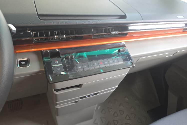 Used Farizon Super VAN 2025 Yucheng Action-Pak, Mid-Axle High-Roof 68kWh ZhiXin, 7-seater Audio And AC Panel