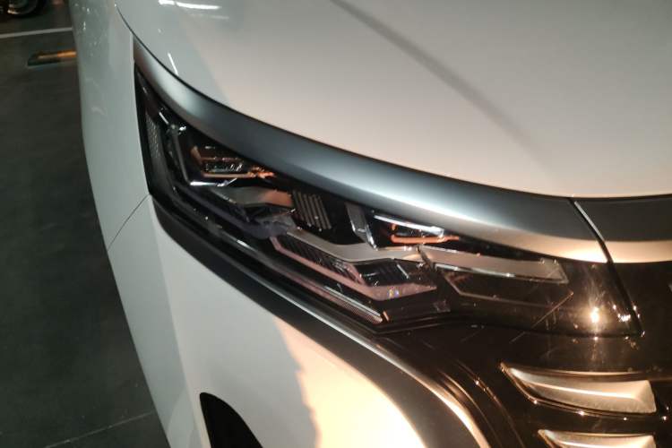 Used Denza D9 2022 DM-i 1040 Prestige Model