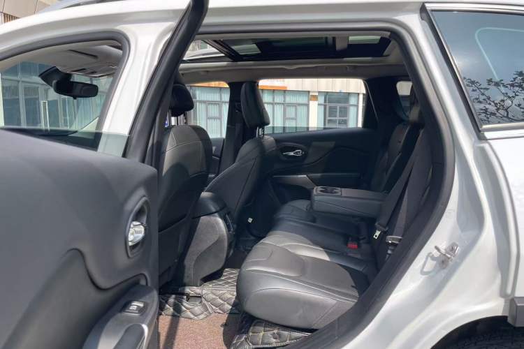 Used Jeep Cherokee 2019 2.0T Two-Wheel Drive Smart Enjoyment Version China VI
