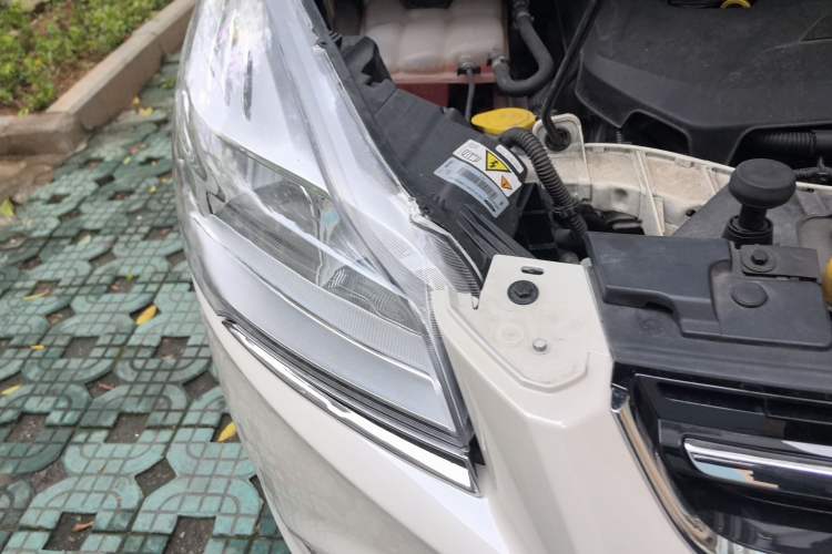 Used Ford Kuga 2013 1.6L GTDi Two-Wheel-Drive Trend Model Right Front Headlight