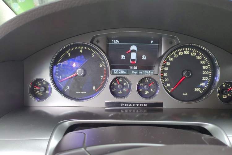 Used Volkswagen Phaeton 2011 3.6L V6 5-Seater Extended Business Edition Odometer Close Up