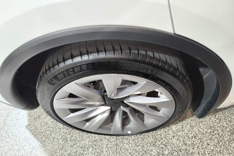 Used Tesla Model Y 2025 Rear-Wheel-Drive Version
