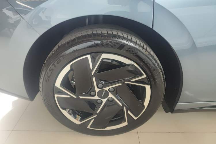 Used Lynk & Co 07 2024 EM-P 126 Long-Range Pro Exterior 5