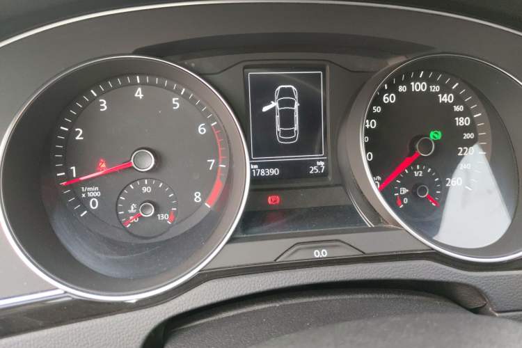 Used Volkswagen Magotan 2017 330TSI DSG Luxury Model Odometer Close Up