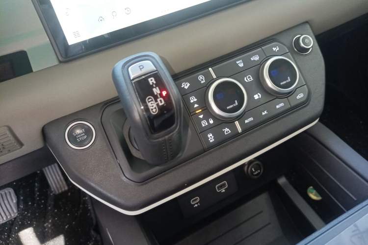 Used Land Rover Defender 2021 90 P400 Classic Reproduction Edition Gear Lever