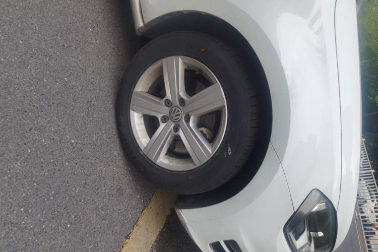 Used Volkswagen Golf 2017 1.6L Automatic Comfort Million-Vehicle Anniversary Edition Right Front Wheel Hub