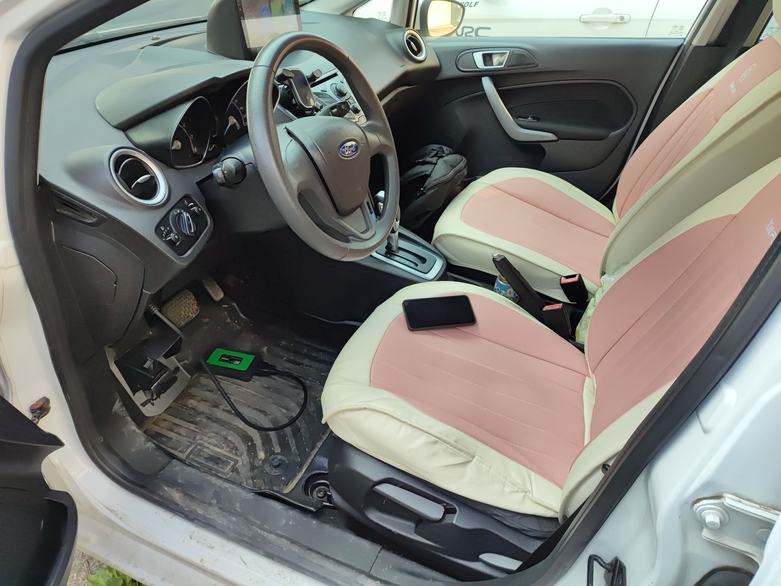 المقاعد الأمامية داخل السيارة