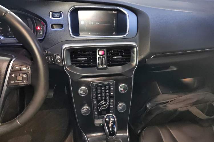 Used Volvo V40 2018 T3 Zhiyi Edition Audio And AC Panel