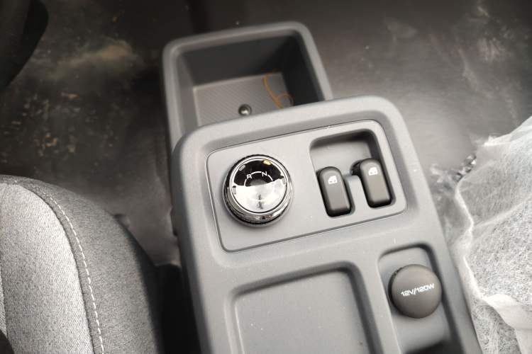 Used Wuling Yangguang 2024 300KM Comfort Version Passenger Van 75kW
