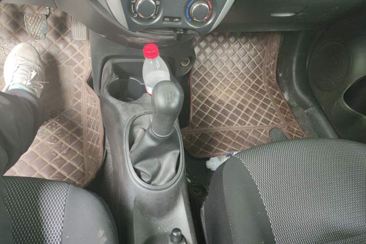Used Nissan Sunny 2015 1.5XE Manual Comfort Edition Gear Lever