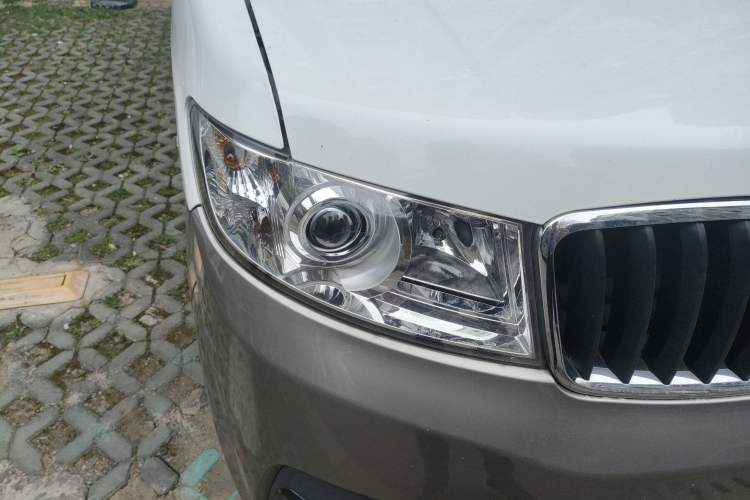 Used Jinbei New Hiace X30L CNG 2023 100L CNG Wealth Edition Bus 6/7-Seater Central Air-Conditioned Model SWCC15M Right Front Headlight