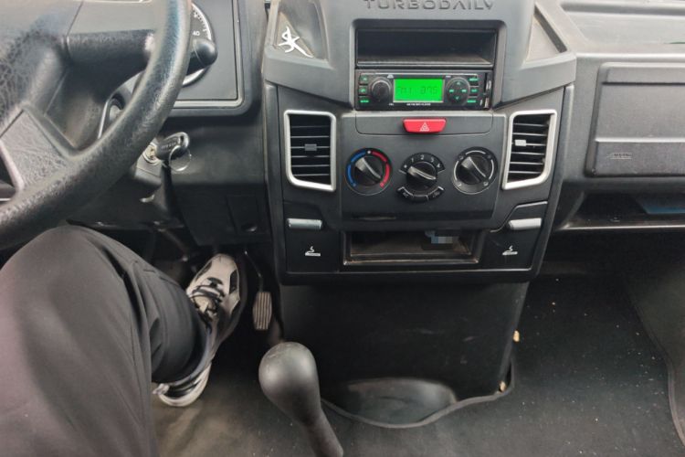 Used Iveco Daily 2020 2.5T A35 Passenger Van with Dual Tires Mid-Roof Design 5-9 Seater China V Emission Standard