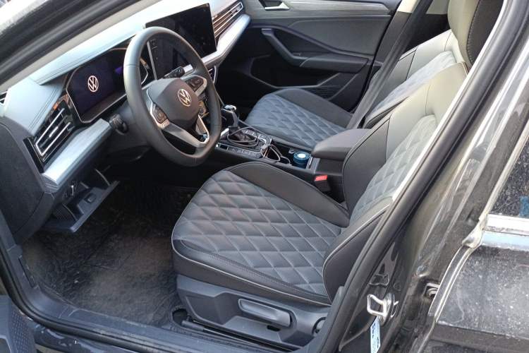 Used Volkswagen Sagitar 2025 300TSI DSG Excellence Edition Left Front Seat