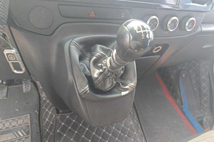 Used JMC Fushun 2023 2.0T Automatic Long-Wheelbase Mid-to-High Roof Commercial Van-Type Transport Vehicle – 2/3 Seats