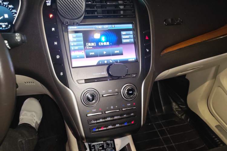 Used Lincoln MKC 2014 2.0T Four-Wheel Drive Luxury Edition Audio And AC Panel