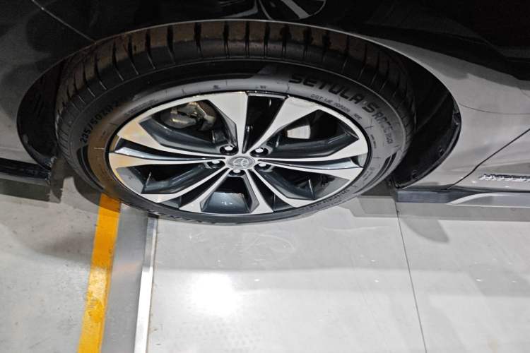 Used Toyota Granvia 2023 2.5L Hybrid Prestige VIP Edition Left Front Wheel Hub